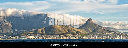 Panorama von Kapstadt und den Tafelberg, Blick aus dem Ozean, Südafrika Stockfoto
