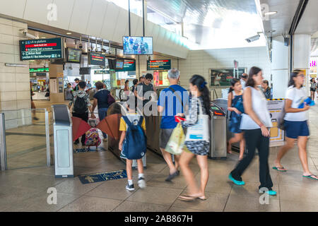 Asien/Singapur - Nov 22, 2019: Passagiere betreten und verlassen der Gantry. MRT ist ein Heavy Rail System, stellt die meisten der städtischen, vorstädtischen Schnelle Stockfoto