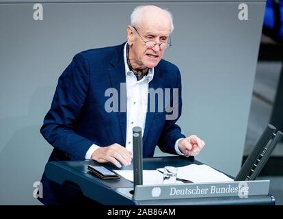 Berlin, Deutschland. 26 Nov, 2019. Albrecht Glaser (AfD), spricht im Bundestag in der Debatte über den Bundeshaushalt 2020. Credit: Kay Nietfeld/dpa/Alamy leben Nachrichten Stockfoto