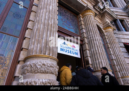 Brüssel, Belgien, 10. November 2019: Menschen am Eingang stehen, belgisches Bier Museum, auf dem Hauptplatz Grand Place in Brüssel. Stockfoto