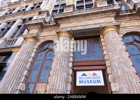 Brüssel, Belgien, 10. November 2019: Eintritt in das belgische Bier Museum, auf dem Hauptplatz Grand Place in Brüssel. Stockfoto