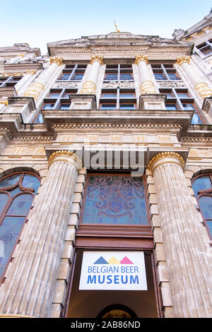 Brüssel, Belgien, 10. November 2019: Eintritt in das belgische Bier Museum, auf dem Hauptplatz Grand Place in Brüssel. Stockfoto