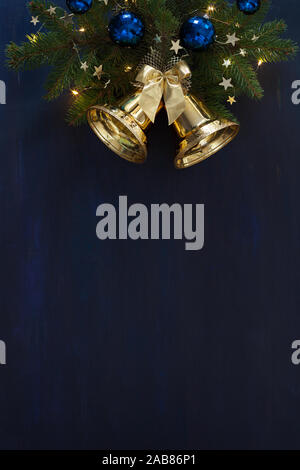 Сhristmas Hintergrund mit leeren Raum für Text oder Bild. Tanne Zweig mit Weihnachtsschmuck auf der dunkel-blau Holzbrett. Flach. Stockfoto
