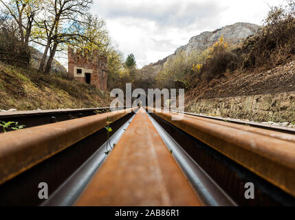 Alten, verlassenen Bahnstrecken in der Natur in den Tunnel führt, das Reisen mit der Bahn Stockfoto