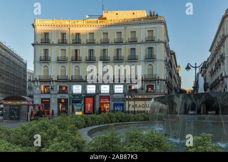 MADRID, Spanien - 22. JANUAR 2018: Amazing Sunrise Panorama der Puerta del Sol in Madrid, Spanien Stockfoto