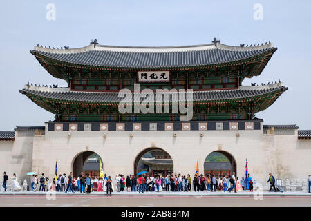 Touristen vor der Gwanghwamun, das Haupttor des Joseon-Dinasty Gyeongbokgung Palast, Jongno-gu, Seoul, Südkorea. Stockfoto