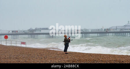 Brighton UK 26. November 2019 - ein windiger Tag am Strand von Brighton als die Reste des tropischen Sturms Sebastien in Großbritannien ankommen, starke Winde und Regen die meisten Teile des Landes. Foto: Simon Dack/Alamy leben Nachrichten Stockfoto