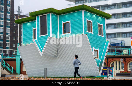 Brighton UK 26. November 2019 - ein Läufer geht durch den Kopf Haus auf Brighton Seafront als die Reste des tropischen Sturms Sebastien in Großbritannien ankommen, starke Winde und Regen die meisten Teile des Landes. Foto: Simon Dack/Alamy leben Nachrichten Stockfoto