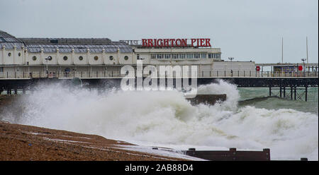 Brighton UK 26 November 2019-Wellen in Brighton Beach durch den Palace Pier als die Reste des tropischen Sturms Sebastien Eintreffen in Großbritannien, starke Winde und Regen die meisten Teile des Landes. Foto: Simon Dack/Alamy leben Nachrichten Stockfoto