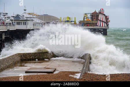 Brighton UK 26 November 2019-Wellen in Brighton Beach durch den Palace Pier als die Reste des tropischen Sturms Sebastien Eintreffen in Großbritannien, starke Winde und Regen die meisten Teile des Landes. Foto: Simon Dack/Alamy leben Nachrichten Stockfoto