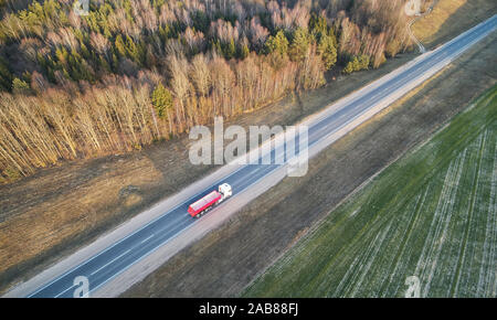 Logistik LKW-Thema. Rote Fracht Lkw auf der Autobahn Stockfoto