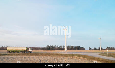 Lkw mit Tank für flüssigen auf Landschaft Hintergrund Stockfoto