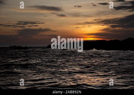 Grobe und welligen Wasser bei Sonnenuntergang auf dem Tonle Sap See in der Nähe von Siem Reap, Kambodscha, in Südostasien. Stockfoto