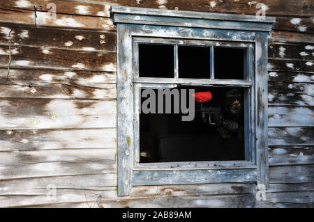 Aktiv paintball spiel. Dekation des Spielfeldes, ein Holzhaus als Unterstand für den Player dient. Fenster. Stockfoto