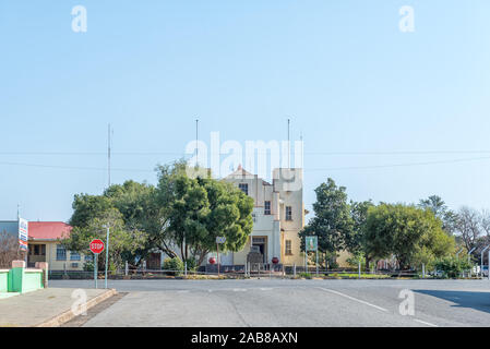 THEUNISSEN, SÜDAFRIKA - 24. MAI 2019: eine Straße, Szene, mit dem Historischen Rathaus, in Theunissen in der Provinz Stockfoto