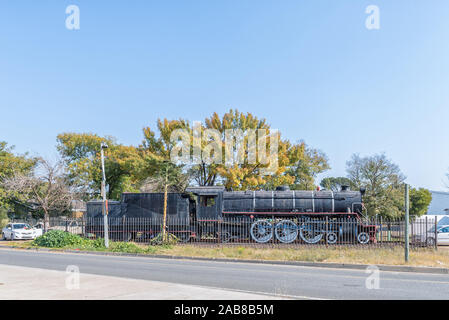 THEUNISSEN, SÜDAFRIKA - 24. MAI 2019: eine Straße, Szene, mit einem historischen Klasse 16 DA Dampflokomotive, in Theunissen in der Provinz Stockfoto