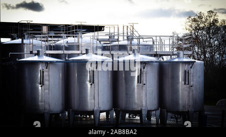 Edelstahl Wein Tanks in Aguieira Stockfoto