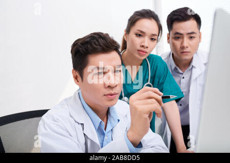 Team von Ärzten und auf dem Laptop in der Arztpraxis Stockfoto