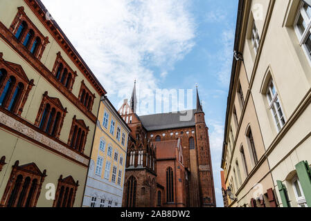 Die alten Häuser und die St. Georg Kirche im historischen Zentrum von Wismar, Deutschland. Stockfoto