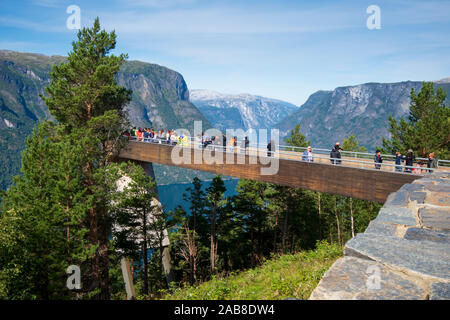 Die Leute, die auf der Suche am Aurlandsfjord von oben Stegastein viewpoint Platform, einer modernen Architektur Lookout mit Maje Stockfoto