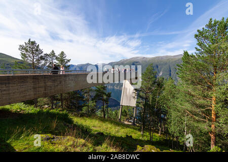 Die Leute, die auf der Suche am Aurlandsfjord von oben Stegastein viewpoint Platform, einer modernen Architektur Lookout mit Maje Stockfoto