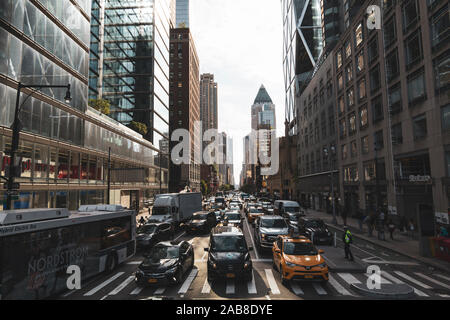 New York City, USA: Oktober 13, 2019: beschäftigte Straße mit Autos und gelbe Taxis in Manhattan, in der großen Stadt New York Stockfoto