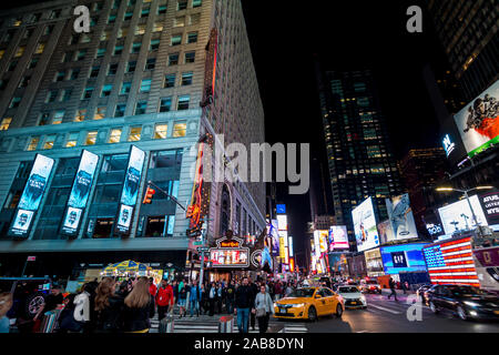 New York City, USA: Oktober 15, 2019: Times Square, einem geschäftigen und überfüllte Kreuzung in Manhattan, mit vielen neon Anzeigen in einem ikonischen Straße von Stockfoto