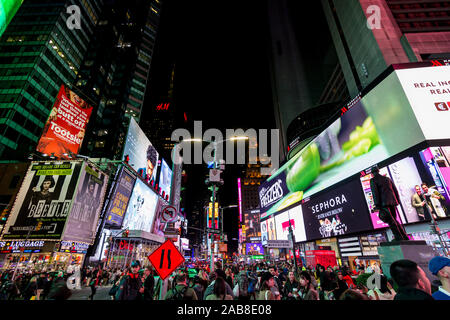 New York City, USA: Oktober 15, 2019: Times Square, einem geschäftigen und überfüllte Kreuzung in Manhattan, mit vielen neon Anzeigen in einem ikonischen Straße von Stockfoto