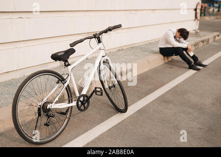 Asiatischer Mann unglücklich, wenn er mit seinem Handy in der Straße. Stockfoto
