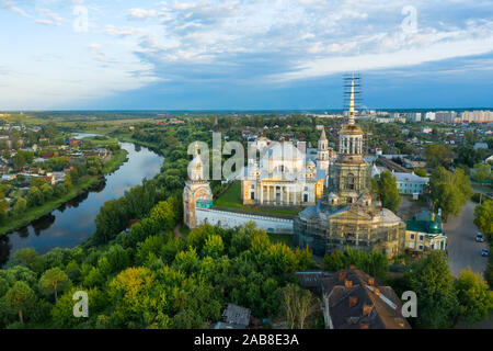 Panorama der Borisoglebsky Kloster in der Stadt Torschok, Ansicht von oben. Region Tver. Russland Stockfoto