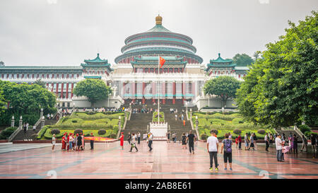 Chongqing, China, 7. August 2019: der Menschen Aula Frontansicht mit chinesischen Touristen an bewölkten Tag in Chongqing, China Stockfoto