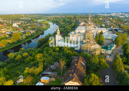 Panorama der Borisoglebsky Kloster in der Stadt Torschok, Ansicht von oben. Region Tver. Russland Stockfoto