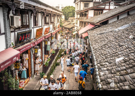 Chongqing, China, 7. August 2019: Ciqikou oder Porzellan Hafen Altstadt gasse Top View voller Menschen, und dramatischen Licht in Chongqing, China Stockfoto