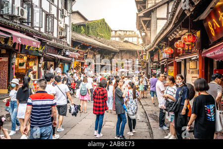 Chongqing, China, 7. August 2019: Ciqikou Gasse voller Menschen mit alten Häusern und Geschäften in Chongqing, China Stockfoto