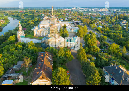 Panorama der Borisoglebsky Kloster in der Stadt Torschok, Ansicht von oben. Region Tver. Russland Stockfoto