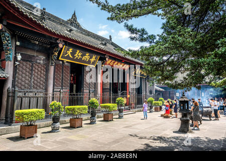 Chengdu, China, 3. August 2019: Wenshu Kloster buddhistischer Tempel mit Blick von Mahavira Halle und ihrer Walm - Satteldach in Chengdu Sichuan China Stockfoto