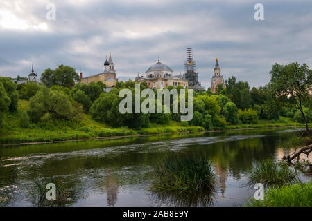 Panorama der Borisoglebsky Kloster in der Stadt Torschok, Ansicht von oben. Region Tver. Russland Stockfoto