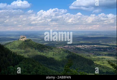 Burg Hohenzollern mit der Stadt Hechingen, Deutschland Stockfoto