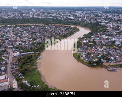 Luftaufnahme von der Acre River Kurven Skyline im amazonas und Rio Branco Stadtzentrum Gebäude, Straßen an bewölkten Wintertag. Brasilien. Stockfoto