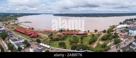 Luftaufnahme von Madeira Fluss, Porto Velho Stadtzentrum Straßen mit 'Museu da Estrada de Ferro Madeira-Mamore' und Amazonas Regenwald Hintergrund. Stockfoto