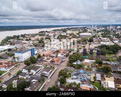 Luftaufnahme der Straßen im Stadtzentrum von Porto Velho mit dem Platz "Praça das tres caixas d agua" und dem Fluss Madeira und dem Amazonas-Regenwald. Stockfoto