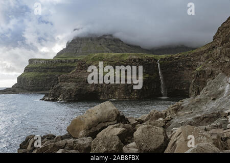 Múlafossur Wasserfall Sicht von Gasadalur, Vagar Insel in Färöer Inseln, Dänemark, Europa. Stockfoto