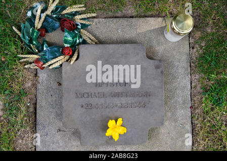 La Cambe (Normandie, Frankreich): Deutscher Soldatenfriedhof. Grab von Michael Wittmann, Block 47, Reihe 3, Grab 120. Michael Wittmann wurde zum Kult f Stockfoto
