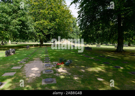 La Cambe (Normandie, Frankreich): Deutscher Soldatenfriedhof. Grab von Michael Wittmann, Block 47, Reihe 3, Grab 120. Michael Wittmann wurde zum Kult f Stockfoto