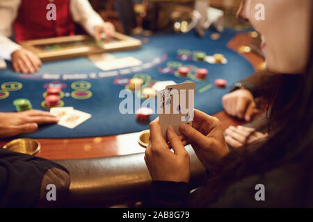 Close-up Hände eines Poker Spieler Kontrolle Karten in einem Casino. Stockfoto