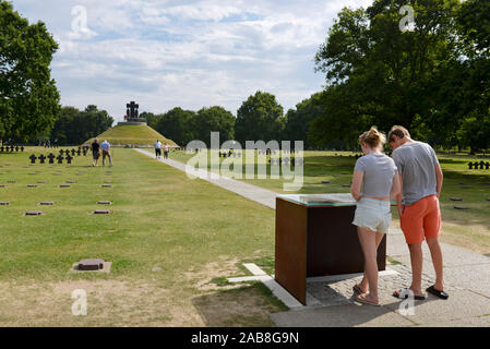 La Cambe (Normandie, Frankreich): Deutscher Soldatenfriedhof, die Häuser mehr als 21000 Stelen der deutschen Soldaten, die während der Schlacht von Keine gestorben Stockfoto