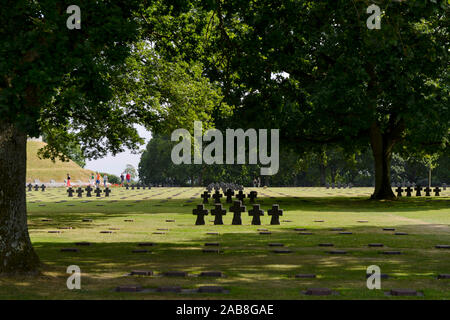 La Cambe (Normandie, Frankreich): Deutscher Soldatenfriedhof, die Häuser mehr als 21000 Stelen der deutschen Soldaten, die während der Schlacht von Keine gestorben Stockfoto