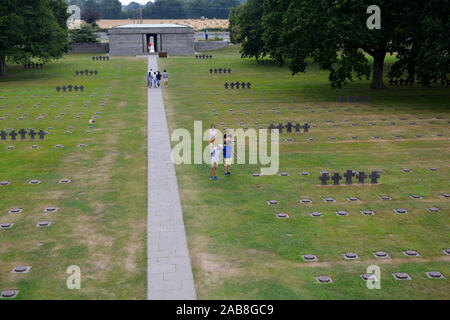 La Cambe (Normandie, Frankreich): Deutscher Soldatenfriedhof, die Häuser mehr als 21000 Stelen der deutschen Soldaten, die während der Schlacht von Keine gestorben Stockfoto