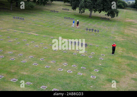 La Cambe (Normandie, Frankreich): Deutscher Soldatenfriedhof, die Häuser mehr als 21000 Stelen der deutschen Soldaten, die während der Schlacht von Keine gestorben Stockfoto