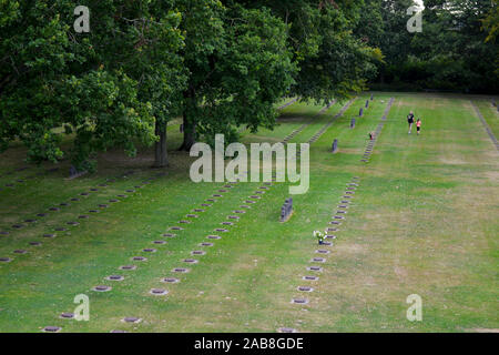 La Cambe (Normandie, Frankreich): Deutscher Soldatenfriedhof, die Häuser mehr als 21000 Stelen der deutschen Soldaten, die während der Schlacht von Keine gestorben Stockfoto